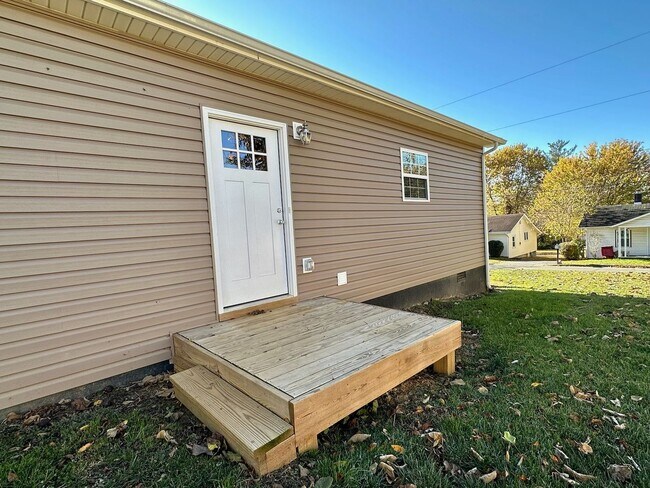 Building Photo - Beautifully renovated 2-bed/1-bath near Johnson City Country Club, Only $1550 per month