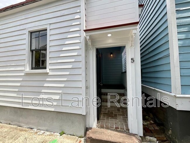 Building Photo - 5 Sheppard St