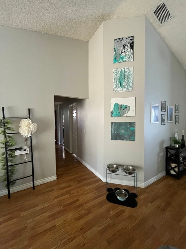 Building Photo - 29613 Via Sonroseo