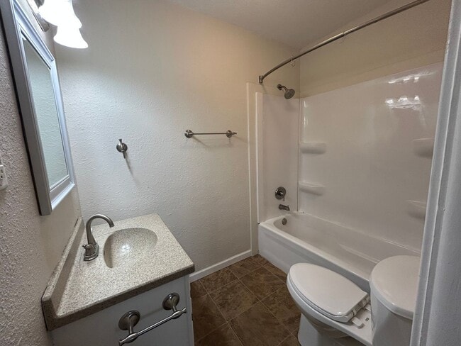 Building Photo - 2 Bedroom 1 Bath