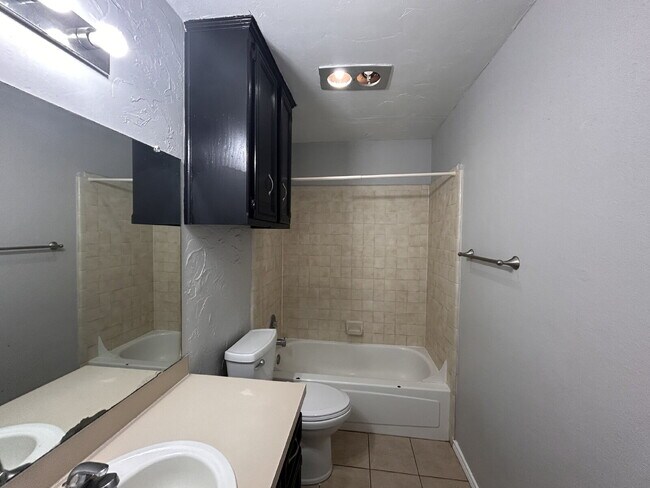 Building Photo - Spacious 2/2/1 Townhouse in Frenship ISD