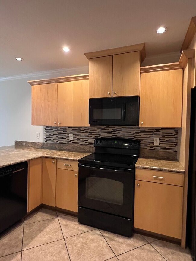 Building Photo - Beautifully updated 2 bedroom 2 1/2 baths ...