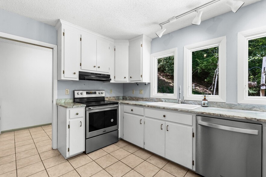 Building Photo - 864 Trojan Horse Cir