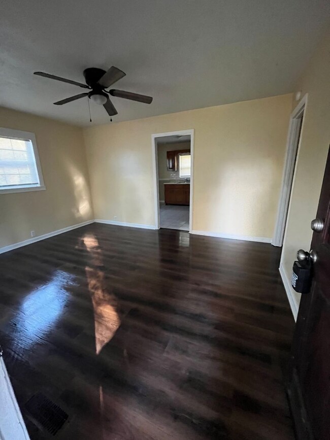 Building Photo - 3 bed 1 bath in Rossville! Leasing Special...