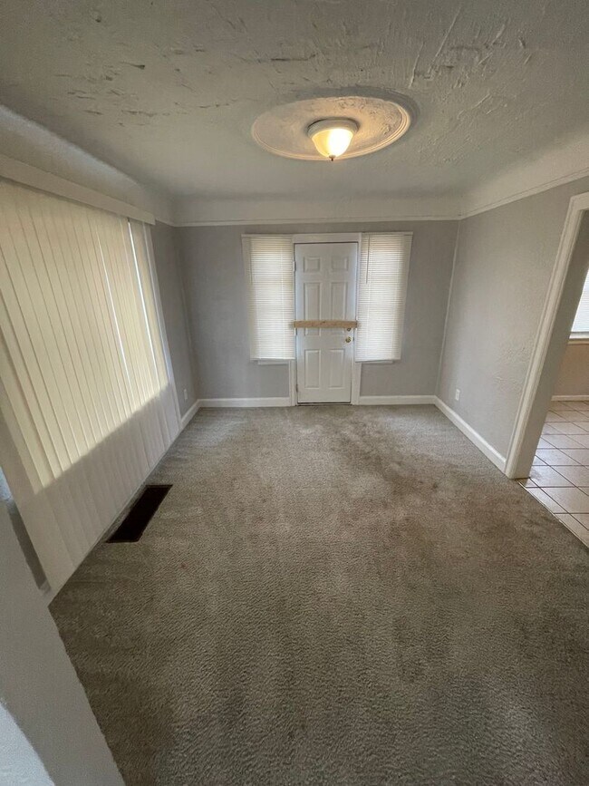 Building Photo - SECTION 8 ONLY! INSPECTION READY 3-BEDROOM...