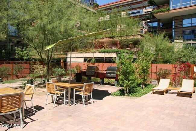 Building Photo - 7117 E Rancho Vista Dr