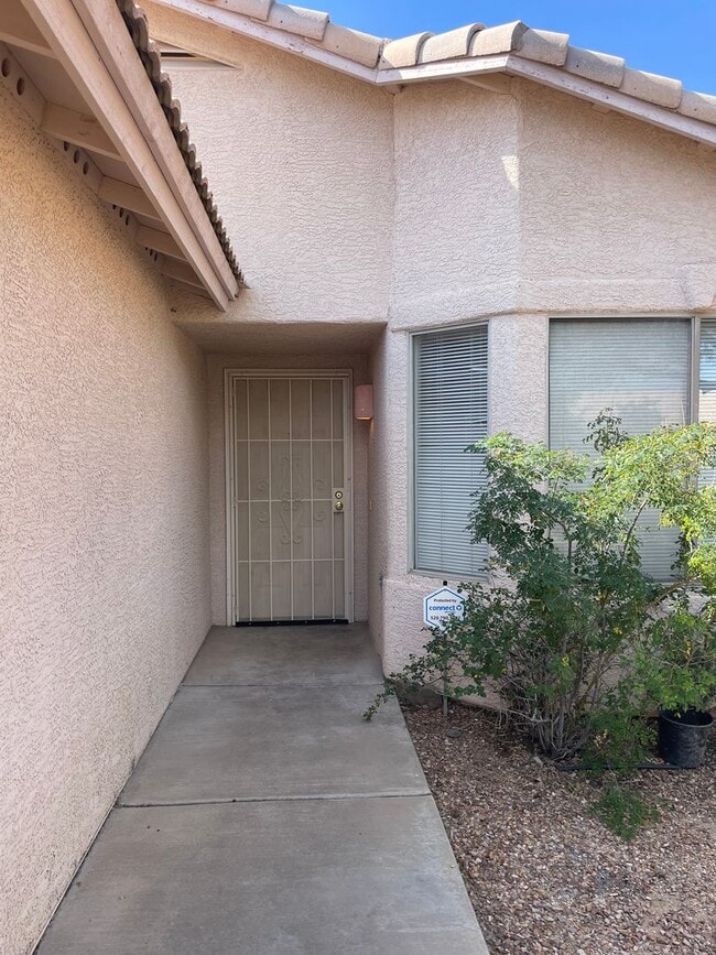 Building Photo - Large 3 Bedroom! Master Bedroom w/ Sitting Room!