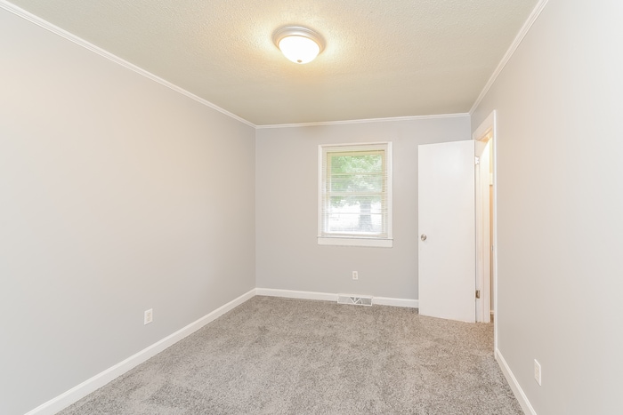 Building Photo - 10 Dearr Dr