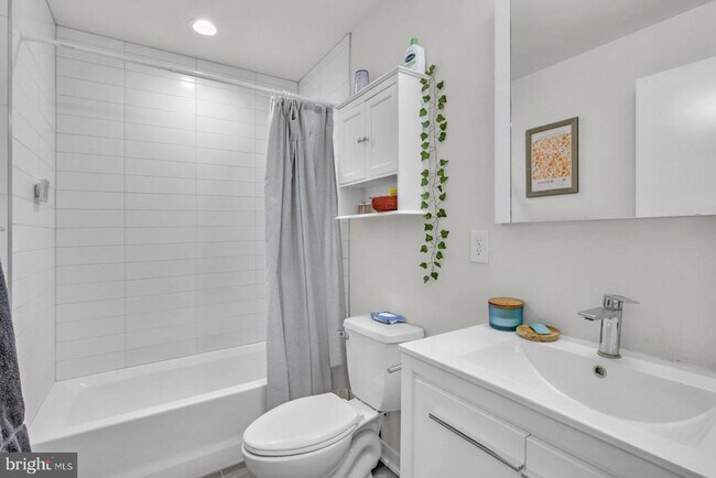 Building Photo - 381 Martin St