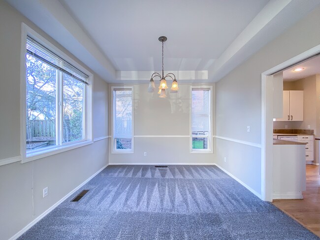 Building Photo - Stunning 4 Bed + 2.5 Bath House in Lake Oswego | Private Backyard, Open Floor Concept, Air Condit...