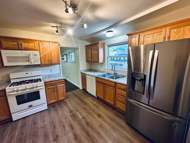 Building Photo - Elegant 2-Bedroom Single Family Home w/ Mo...