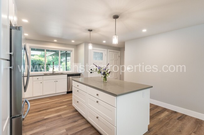 Building Photo - Beautifully fully remodeled Lake Oswego Du...