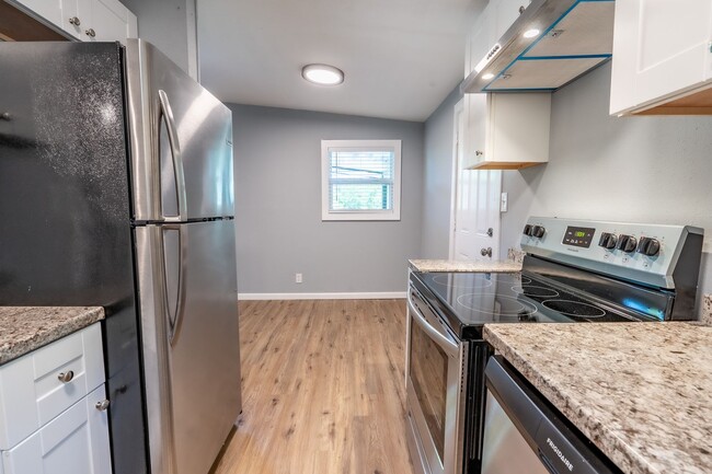Building Photo - Unique Tulsa Home Available Now! 3 bedroom...