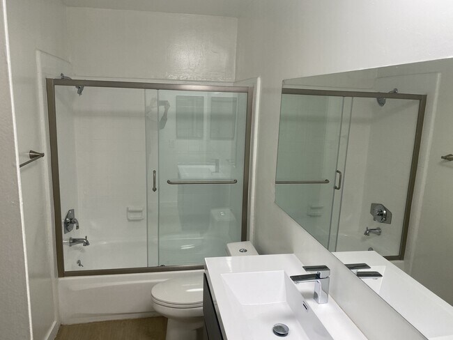 Building Photo - 2441 N Beachwood Dr