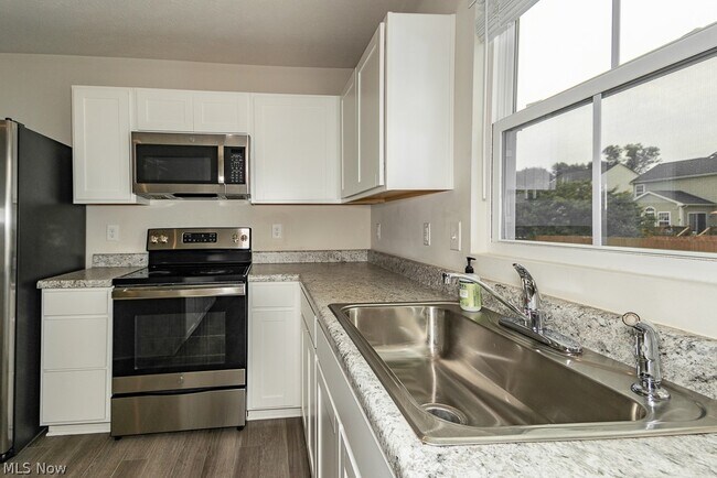 Building Photo - 472 Roberta Dr
