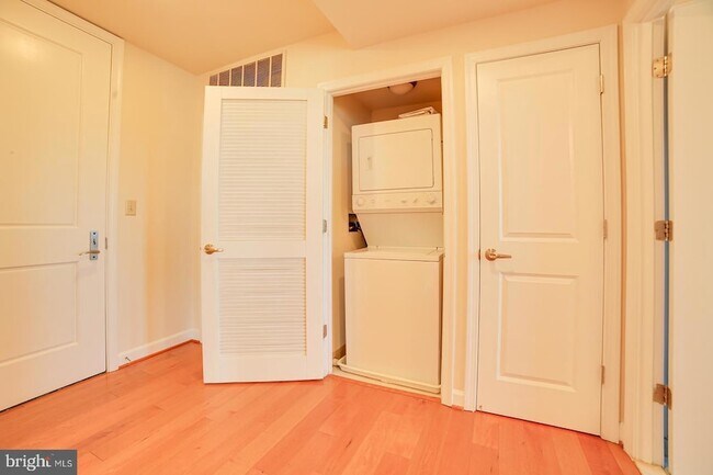 Building Photo - 5750 Bou Ave