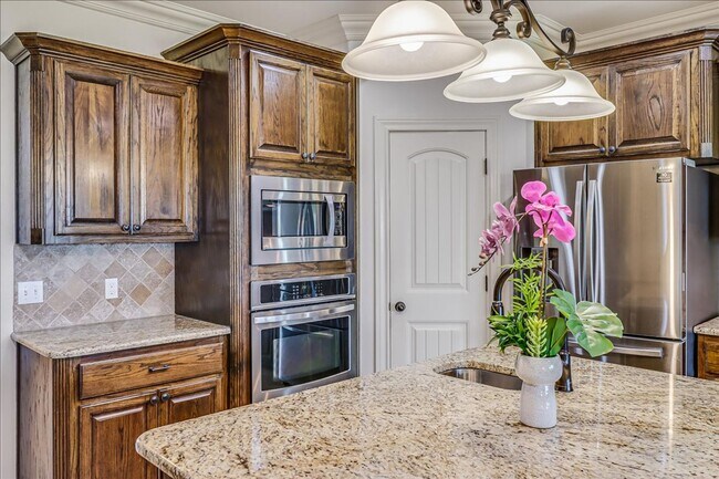 Building Photo - 6241 Lago Vista Dr