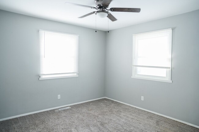 Building Photo - 2 bed 1 bath Duplex in Portage