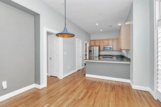 Building Photo - Beautiful 3BD/2.5BA Townhome