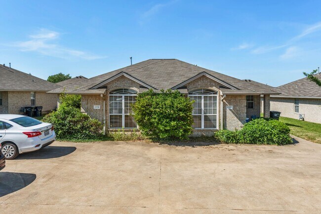 Building Photo - PRE-LEASE August 2026!! Great Location for...