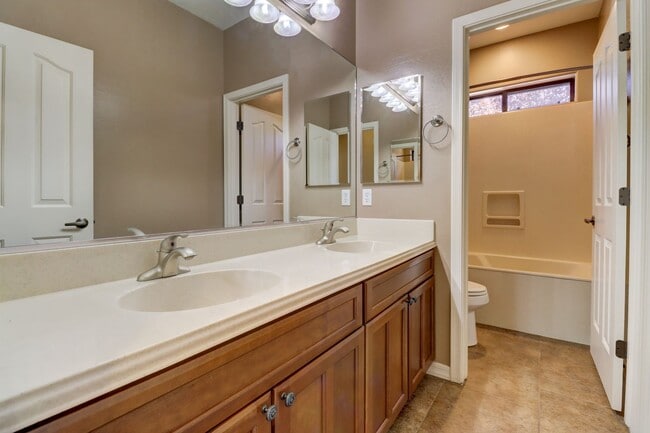 Building Photo - Beautiful 4 bedroom 2 bathroom home in Pre...