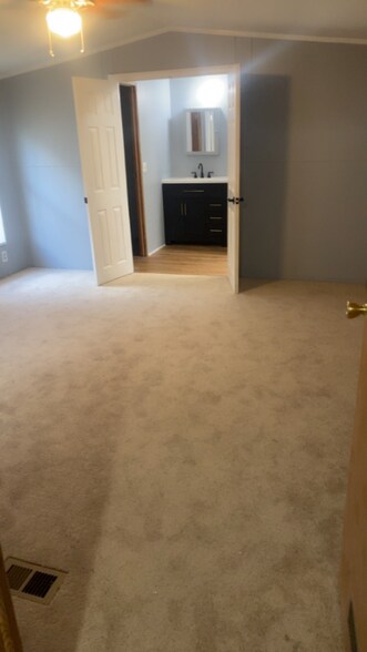 Building Photo - 7720 N Hen Peck Rd