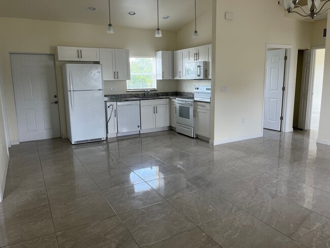 Building Photo - 3br 2 ba Awesome Location off Sunshine Blvd