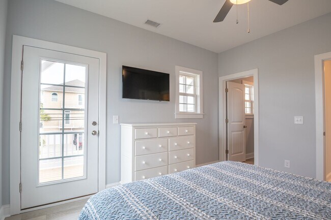 Building Photo - AWESOME OFF-SEASON SINGLE FAMILY BEACH HOM...