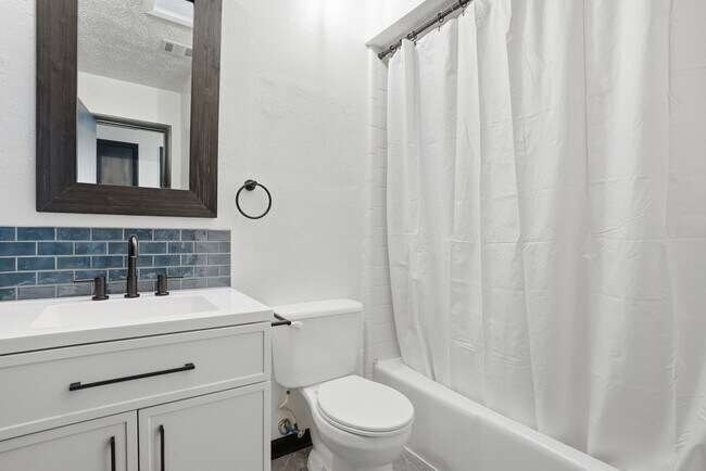 Building Photo - 703 Pineview Ct