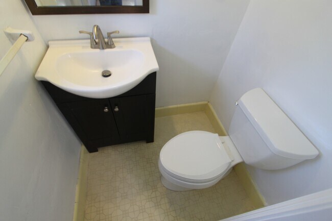 Building Photo - Charming 3 Bedroom 1.5 Bathroom POOL Home in Orlando!!