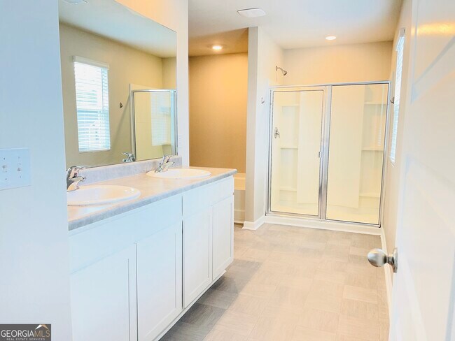 Building Photo - 19 White Spruce Wy