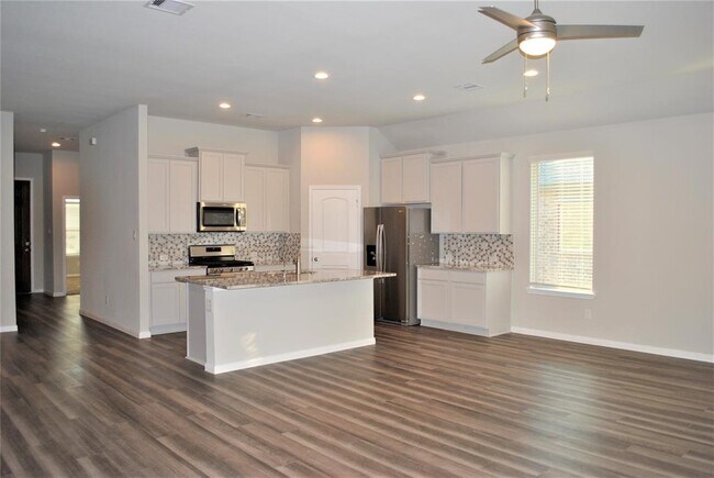 Building Photo - 14131 Lake Lodge Dr