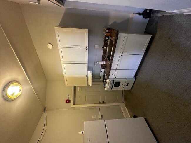 Building Photo - 1028 S State St