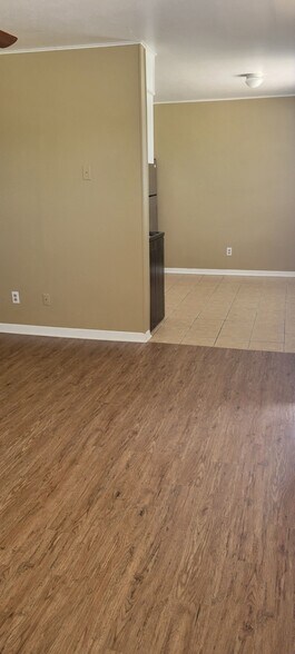 Building Photo - 304 E Carpenter Ave