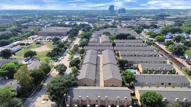 Building Photo - 9800 Pagewood Ln