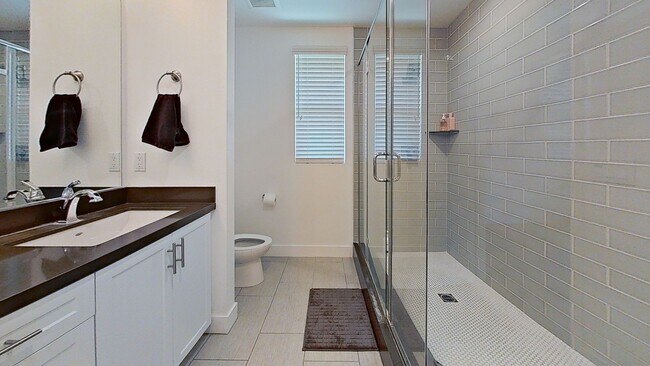 Building Photo - Stunning 5-Bedroom + Bonus loft  Home in t...