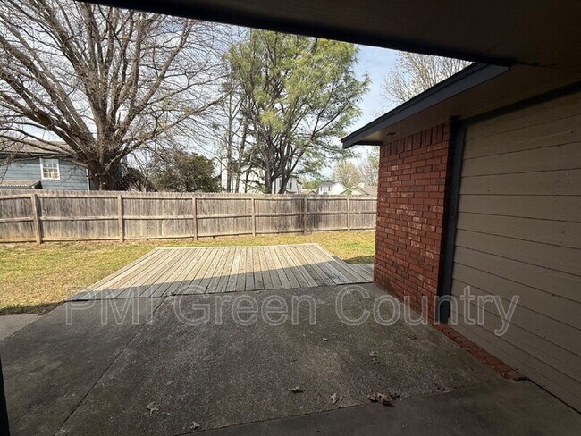 Building Photo - 1608 W Fort Worth St