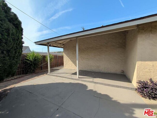 Building Photo - 7758 N Glenoaks Blvd