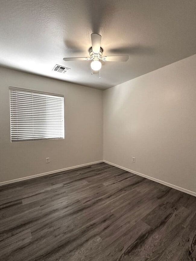 Building Photo - New Flooring! Single level 3 bed in Camelback Ranch!