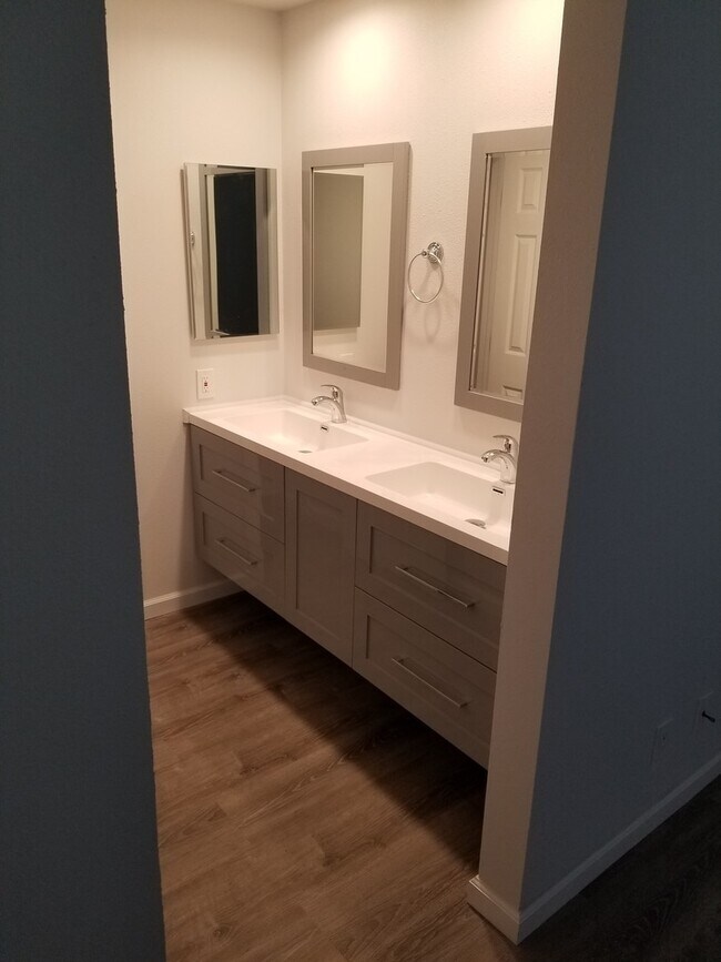 Building Photo - Bay Side Condo, Completely updated! Walkin...