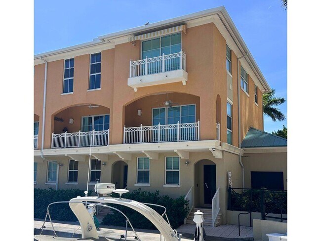 Building Photo - 635 Casa Loma Blvd