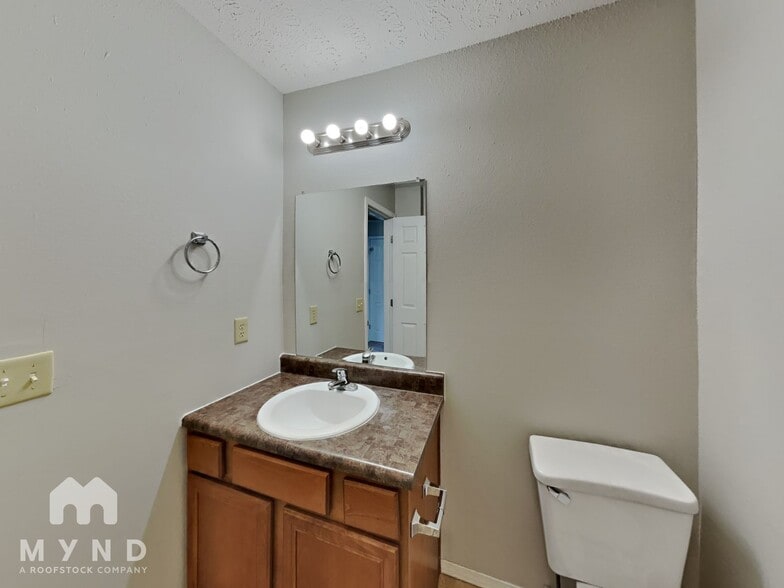 Building Photo - 615 S Mahn Ave