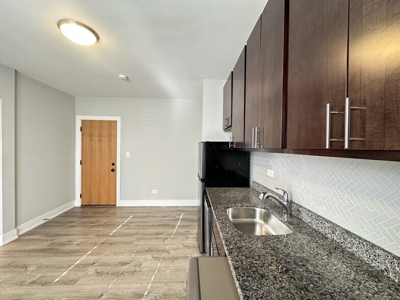 Building Photo - 533 W Belden Ave