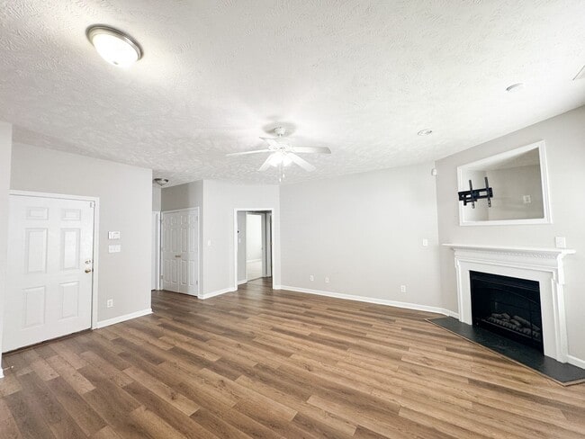 Building Photo - Gorgeous 2 Bed, 2 Bath End Unit Townhome