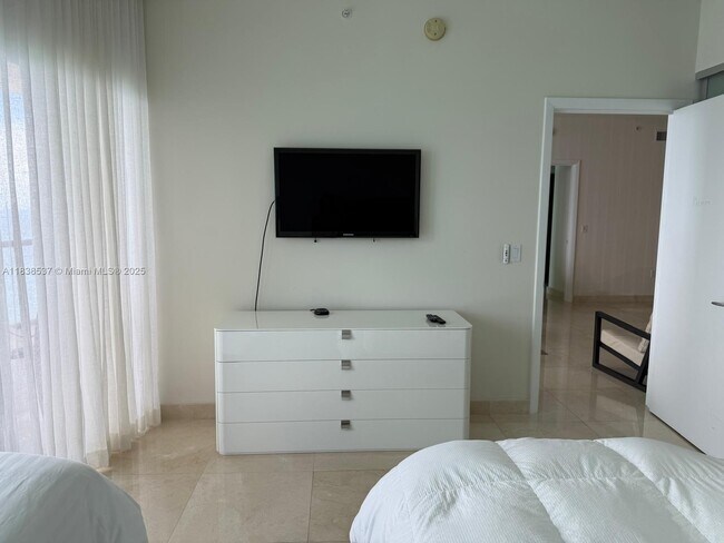 Building Photo - 17121 Collins Ave