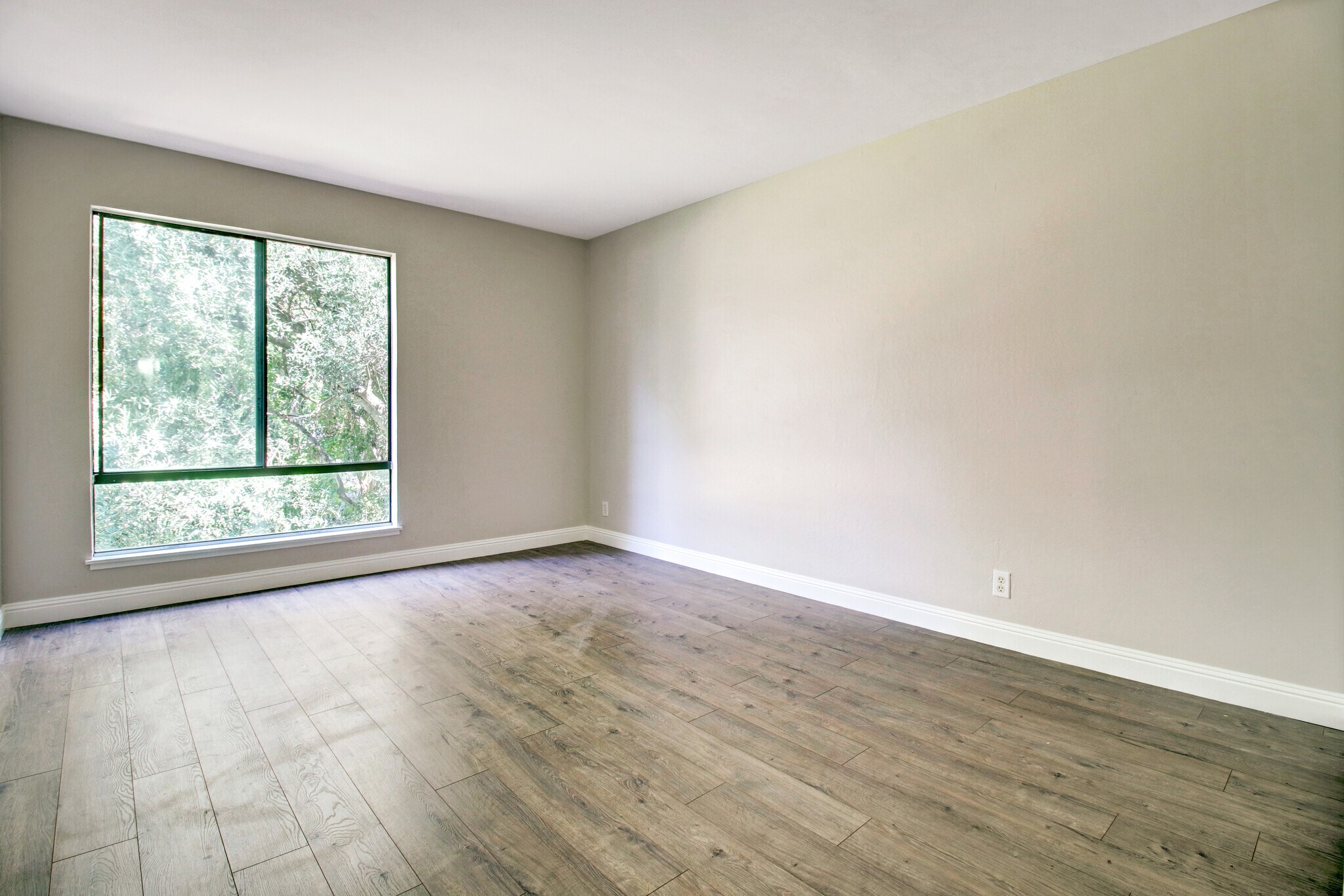 Building Photo - 480 N Civic Dr