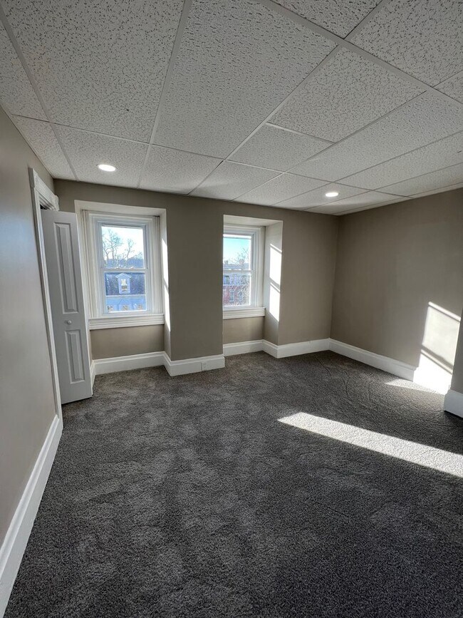 Building Photo - Newly Renovated 3 Bedroom, 1 Bathroom in Spring Hill- Central Air and Brand New Kitchen!!