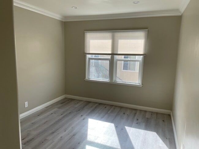 Building Photo - 210 W Elk Ave