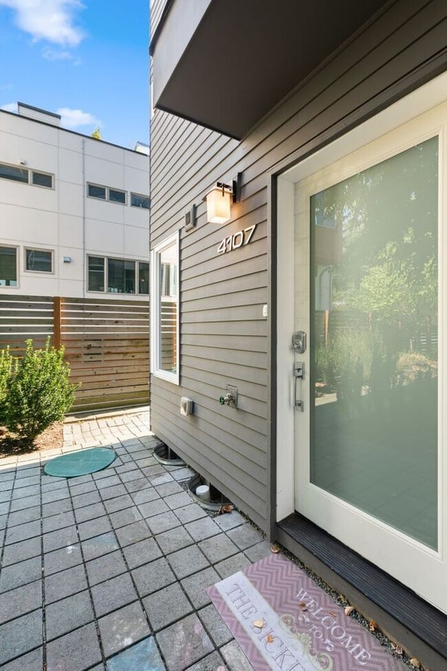 Building Photo - Trendy West Seattle Townhome w/Air Conditioning and Rooftop Deck