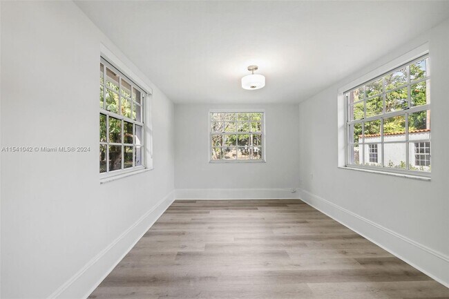Building Photo - 1224 Country Club Prado
